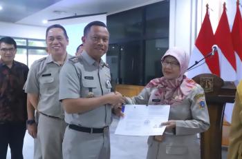 Wali Kota Jakarta Timur Serahkan SK Pensiun kepada 42 ASN
